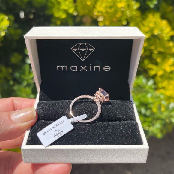 New with tag,  size 7 in box. Note: Looks bigger in pictures. - Picture 7 of 7